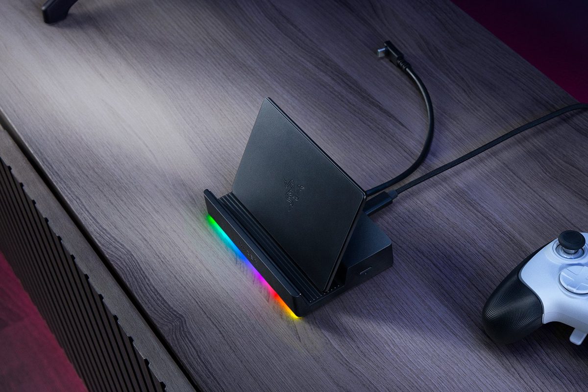 Razer Handheld Dock Chroma - Steam Deck, Switch 2, Smartphones, Tablets - USB C/USB A/HDMI/GbE/100W