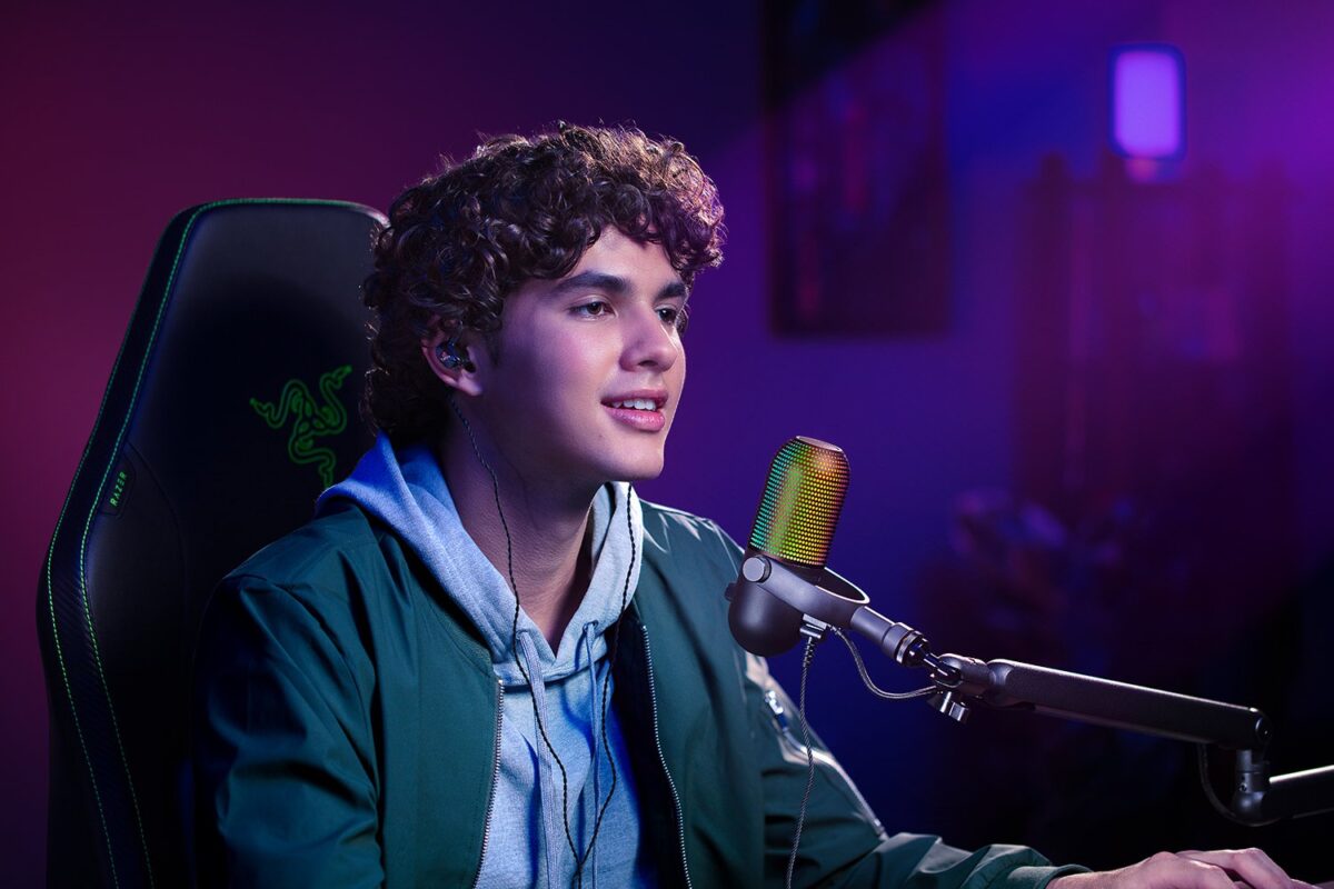 Razer SEIREN V3 CHROMA - RGB USB Condenser Microphone - Gain Limiter - Build-in Shock Absorb